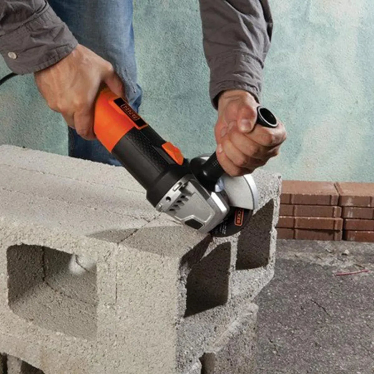 Esmeril Angular 4 1/2" 820 W BLACK+DECKER G720