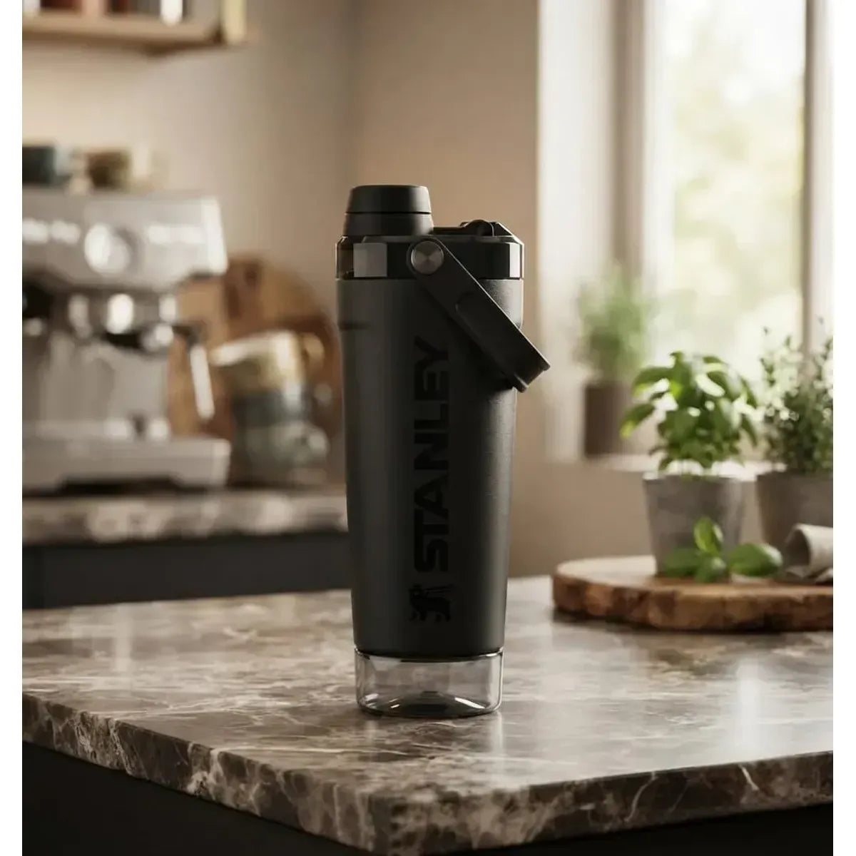 Botella Shaker Térmica de Acero 591 ml / 20 oz STANLEY Vitalize